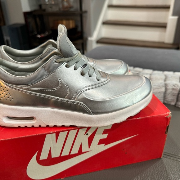 Vintage collection
W Nike Air Max Thea Metallic 6.5 Metallic Silver - Picture 7 of 9